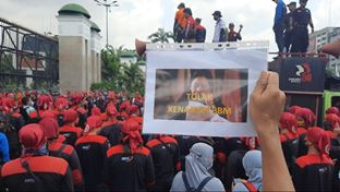Massa buruh menuntut Presiden Jokowi membatalkan kenaikan harga BBM (foto/int)